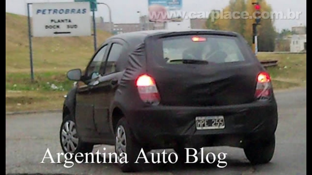 Segredo!! Novo Chevrolet Viva é flagrado na Argentina camuflado - Veja foto do interior