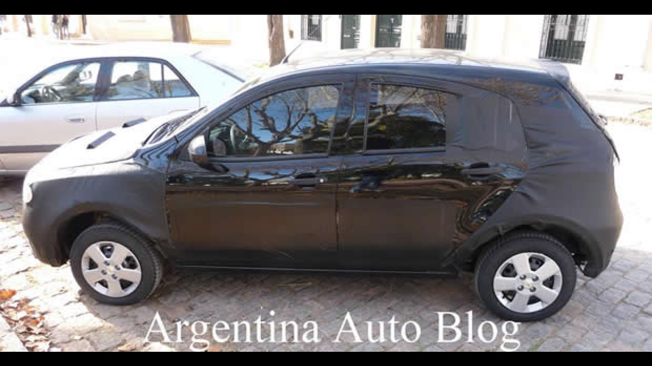 Novo flagra do Chevrolet Agile na Argentina revela o interior - Veja fotos