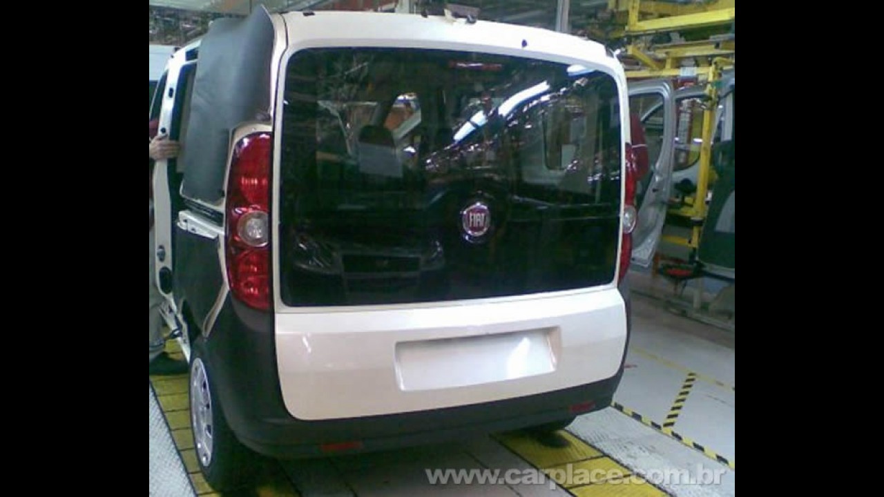 Novo Fiat Doblò 2010 é flagrado sem disfarces dentro da fábrica