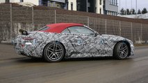 Kırmızı Kumaş Tavanlı Bir 2021 Mercedes SL Prototipi