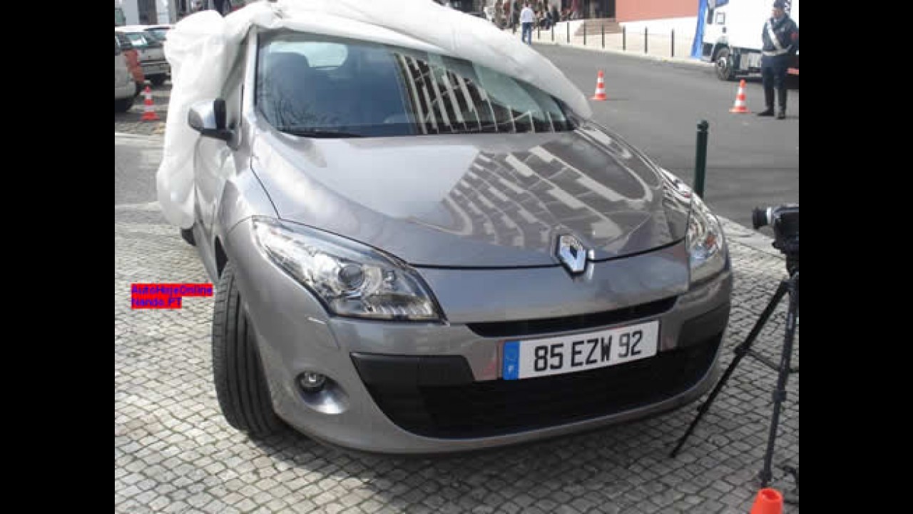 Nova Mégane Grand Tour é flagrada durante gravação comercial na Europa