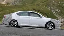 Skoda Superb facelift spy photo