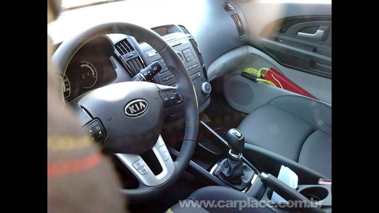 Novo Kia Ceed 2010 - Modelo é flagrado na rua - Fotos mostram detalhes do interior