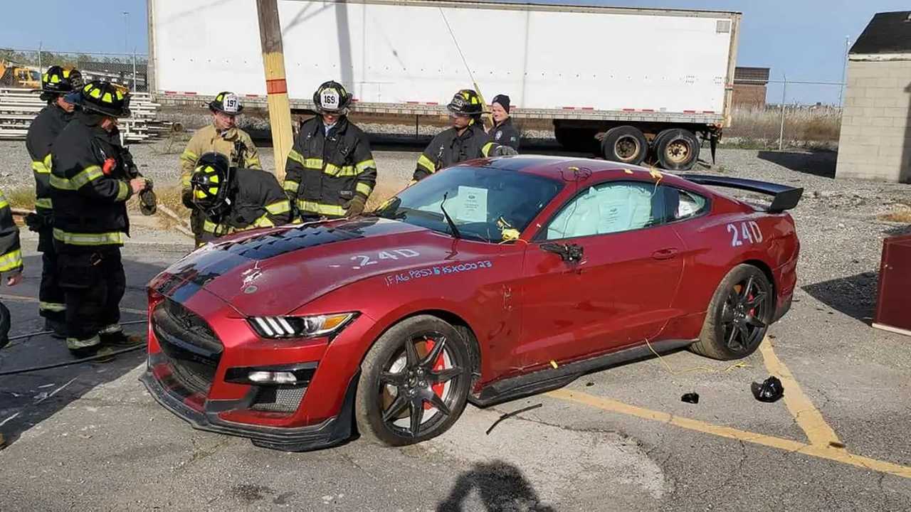 Un Ford Mustang Shelby GT500 destruido