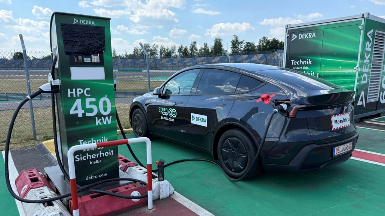 tesla-model-y-il-numero-che-racconta-quanto-inquina-davvero