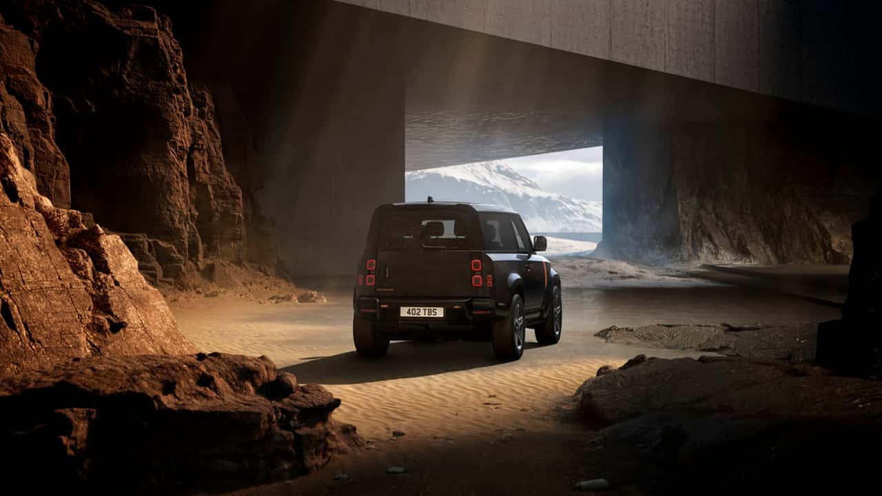 La Land Rover Defender perde la ruota di scorta