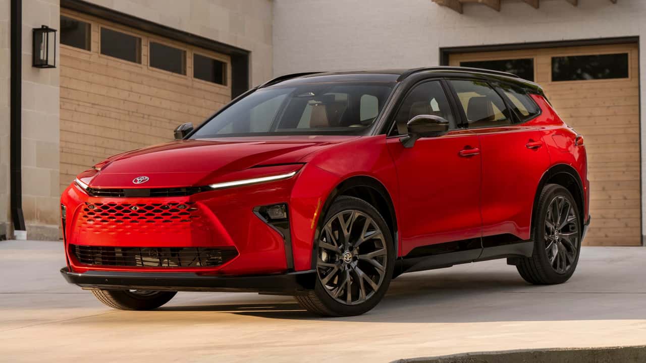 2027 Toyota Crown Signia, Formülünü Değiştirmeden Teknoloji Ekliyor