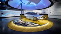 Bedufteter Volkswagen-Bereich im August Horch Museum Zwickau mit 
Bentley Bentayga Karosse