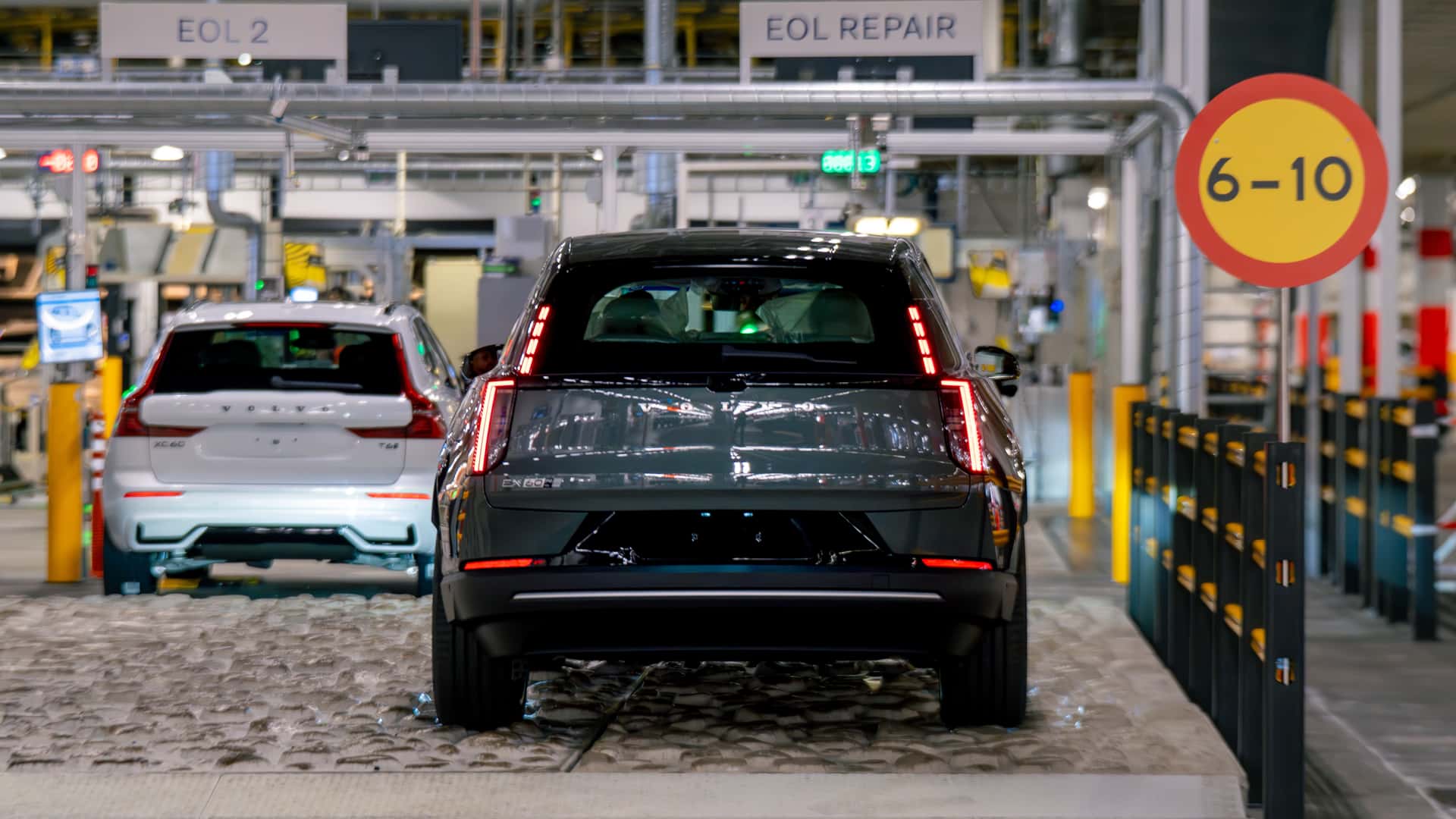 https://cdn.motor1.com/images/mgl/8A37go/s1/volvo-ex60-via-alla-produzione.jpg