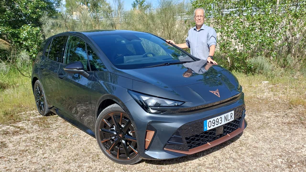 Cupra Born VZ mit Autor Stefan Leichsenring