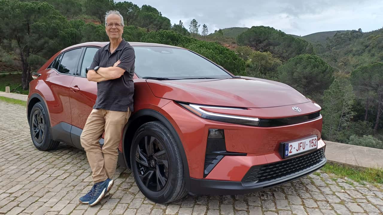 Toyota C-HR+ und Autor Stefan Leichsenring