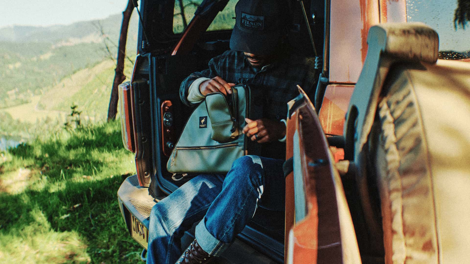 https://cdn.motor1.com/images/mgl/8A3qAe/s1/2027-ford-bronco-filson-first-edition.jpg
