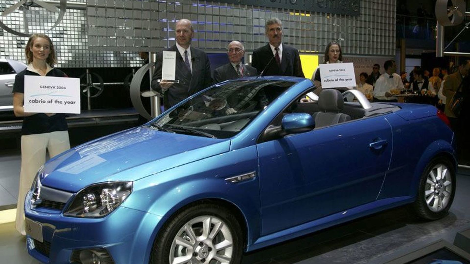 New Opel Tigra Twintop Voted Cabrio Of The Year 04 Motor1 Com Photos