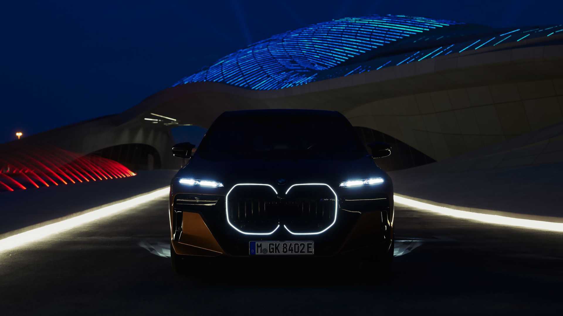 https://cdn.motor1.com/images/mgl/8A9QL2/s1/bmw-i7-m70-xdrive-2023.jpg
