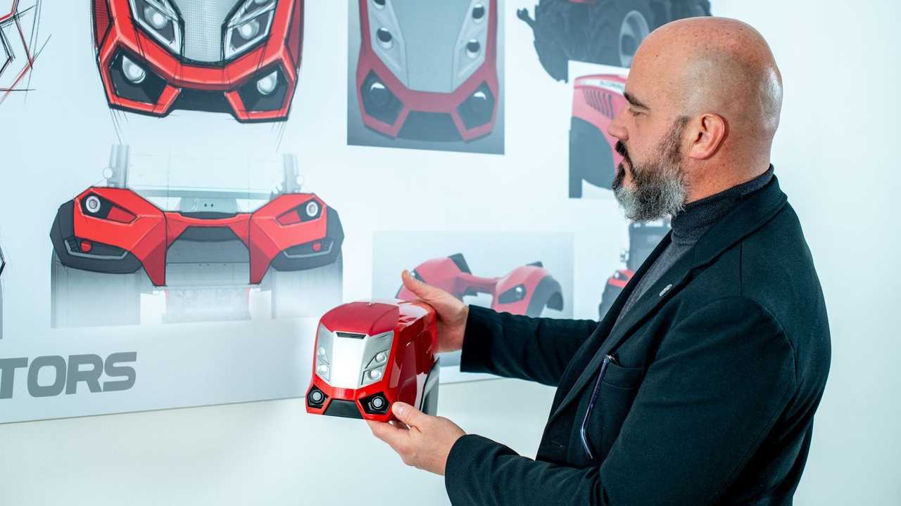 McCormick X8 VT-Drive nel Motor Valley con design