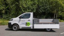 Opel Vivaro-e als Pritschenwagen: Werkzeug wird in einem Kasten hinter der Insassenkabine transportiert
