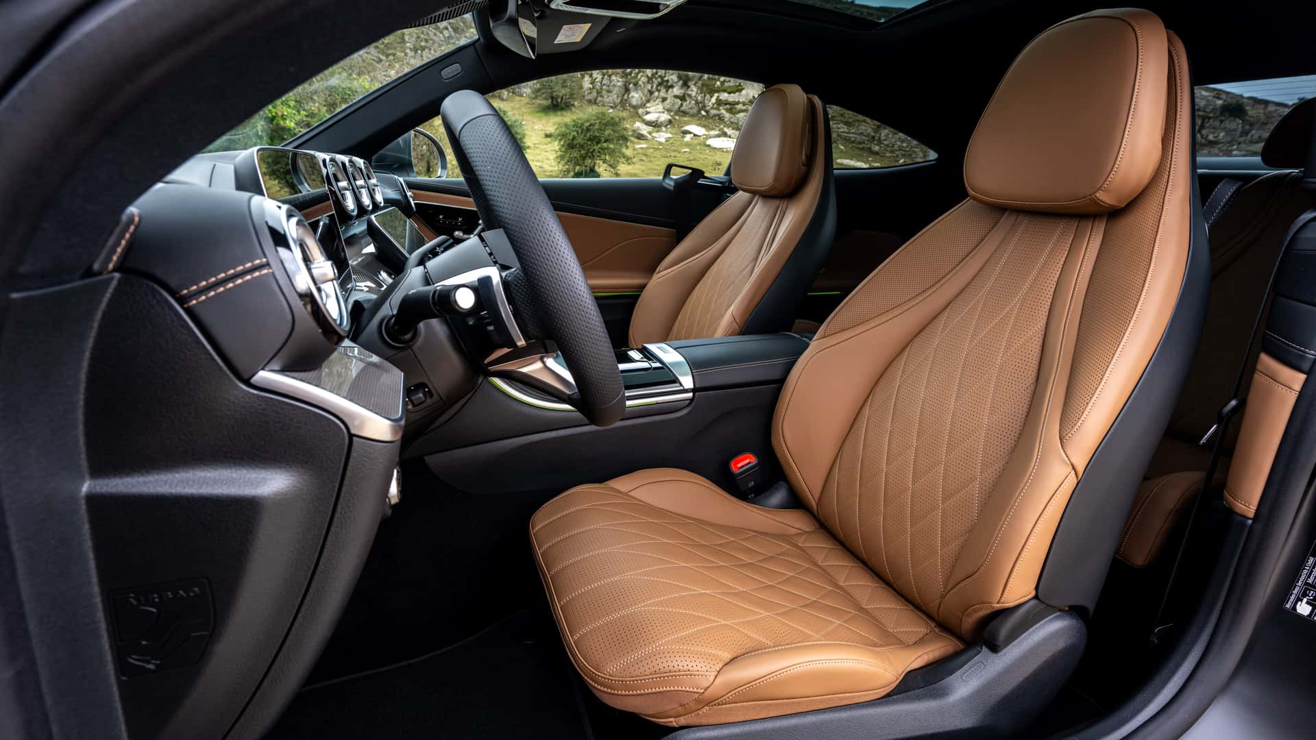 https://cdn.motor1.com/images/mgl/8ANAjB/s1/2024-mercedes-benz-cle-class-interior-front-seats.jpg