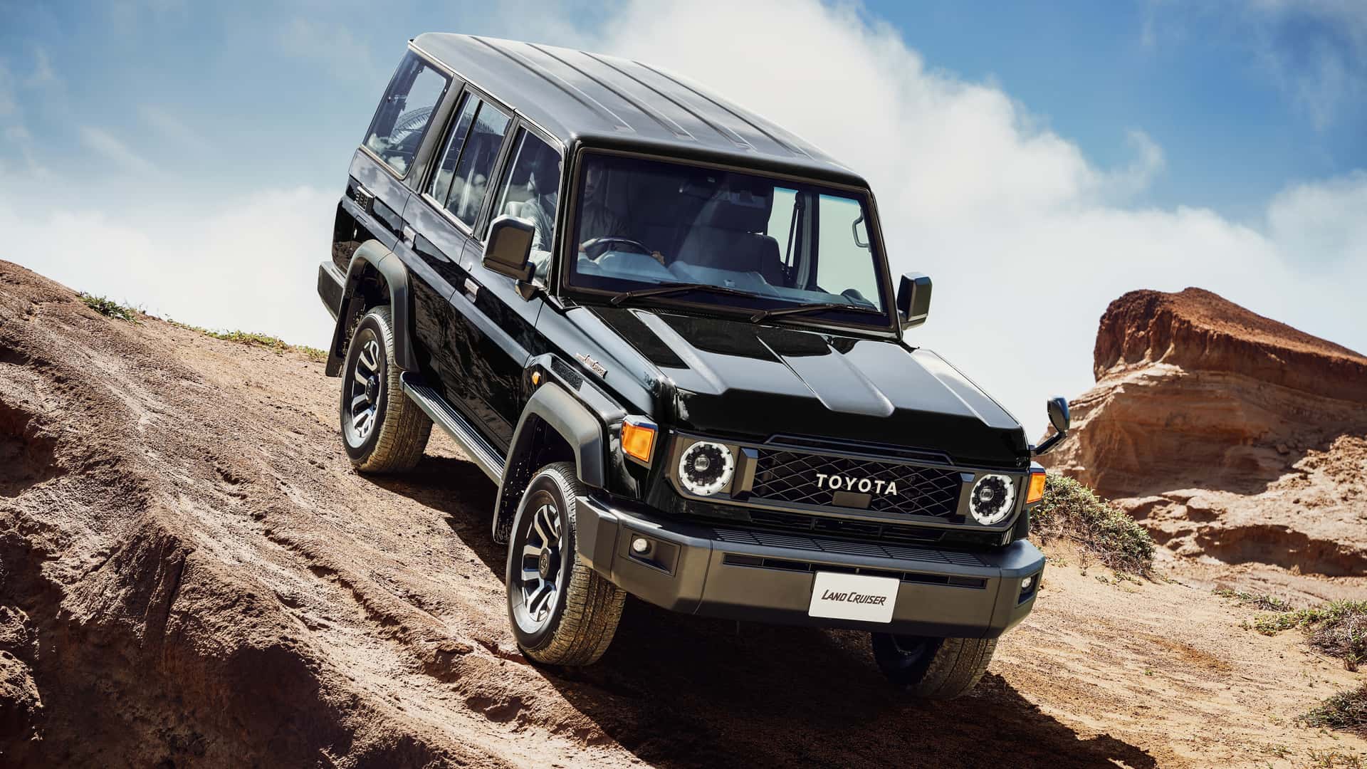 https://cdn.motor1.com/images/mgl/8ANmlo/s1/2024-toyota-land-cruiser-70-series-jdm.jpg