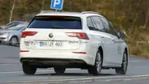 Foto spia del lifting facciale della Volkswagen Golf Variant 2024