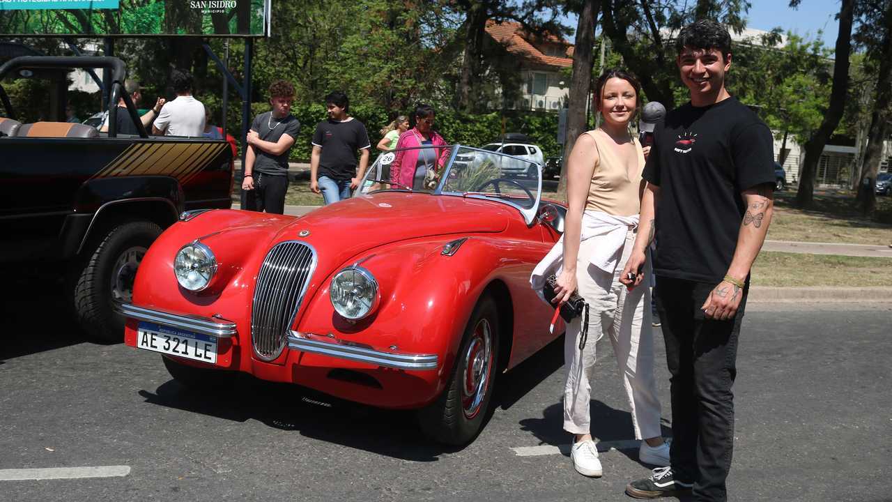 Julián Arra y Florencia Nucifora trajeron un impecable Jaguar XK 1954.