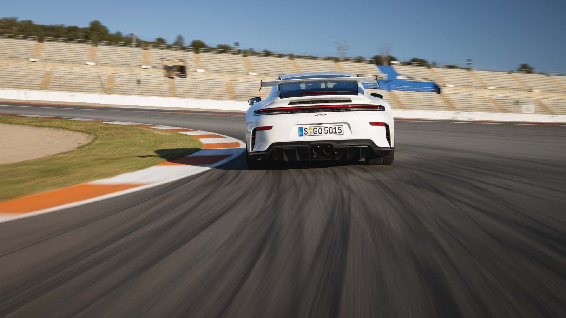 https://cdn.motor1.com/images/mgl/8AYObq/s1/porsche-911-gt3-2025-la-prova-a-valencia.jpg