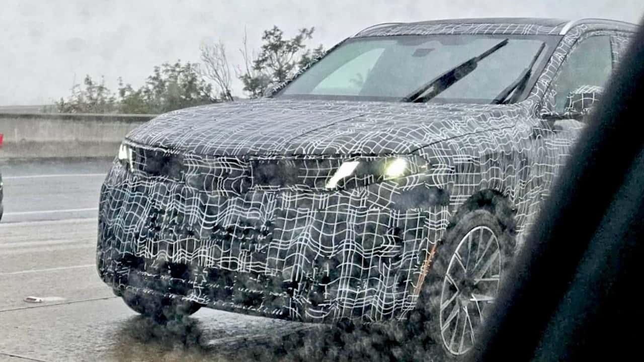 Flagra: novo BMW X5 2027 vai apostar no retrofuturismo