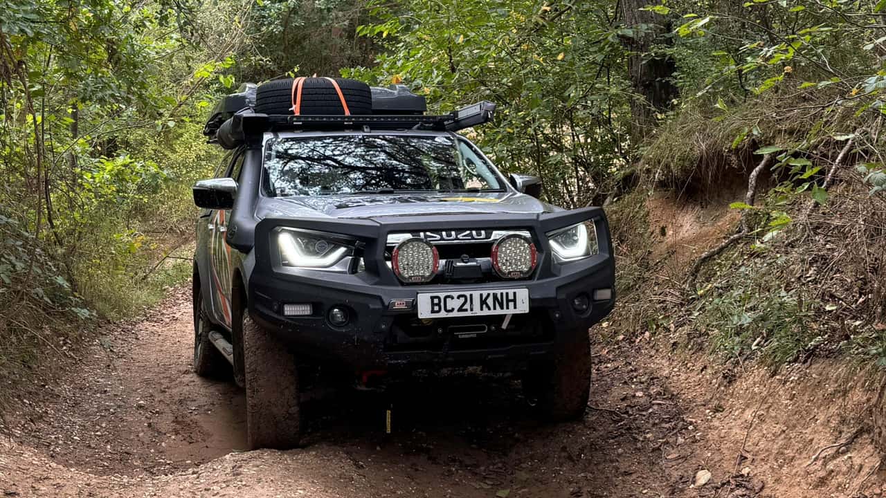 Il pick-up con doccia e tenda da tetto ha girato 5 Paesi in 10 giorni