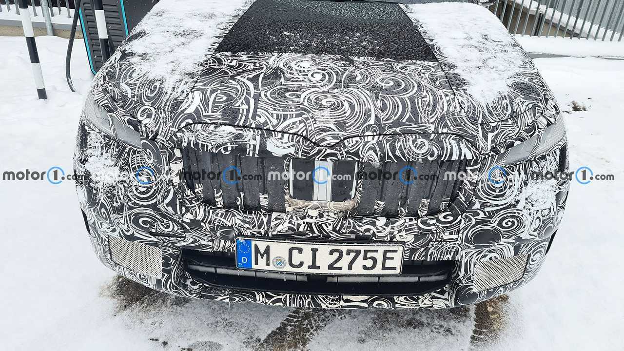 Nuova BMW iX1, le foto spia dell'elettrica in prova in Italia