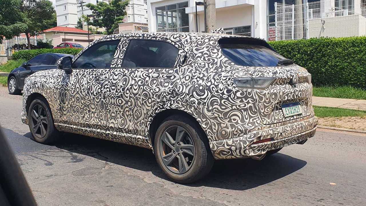 Honda HR-V 2023 - flagra três quartos traseira