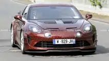 Le foto spia di una nuova versione dell'Alpine A110