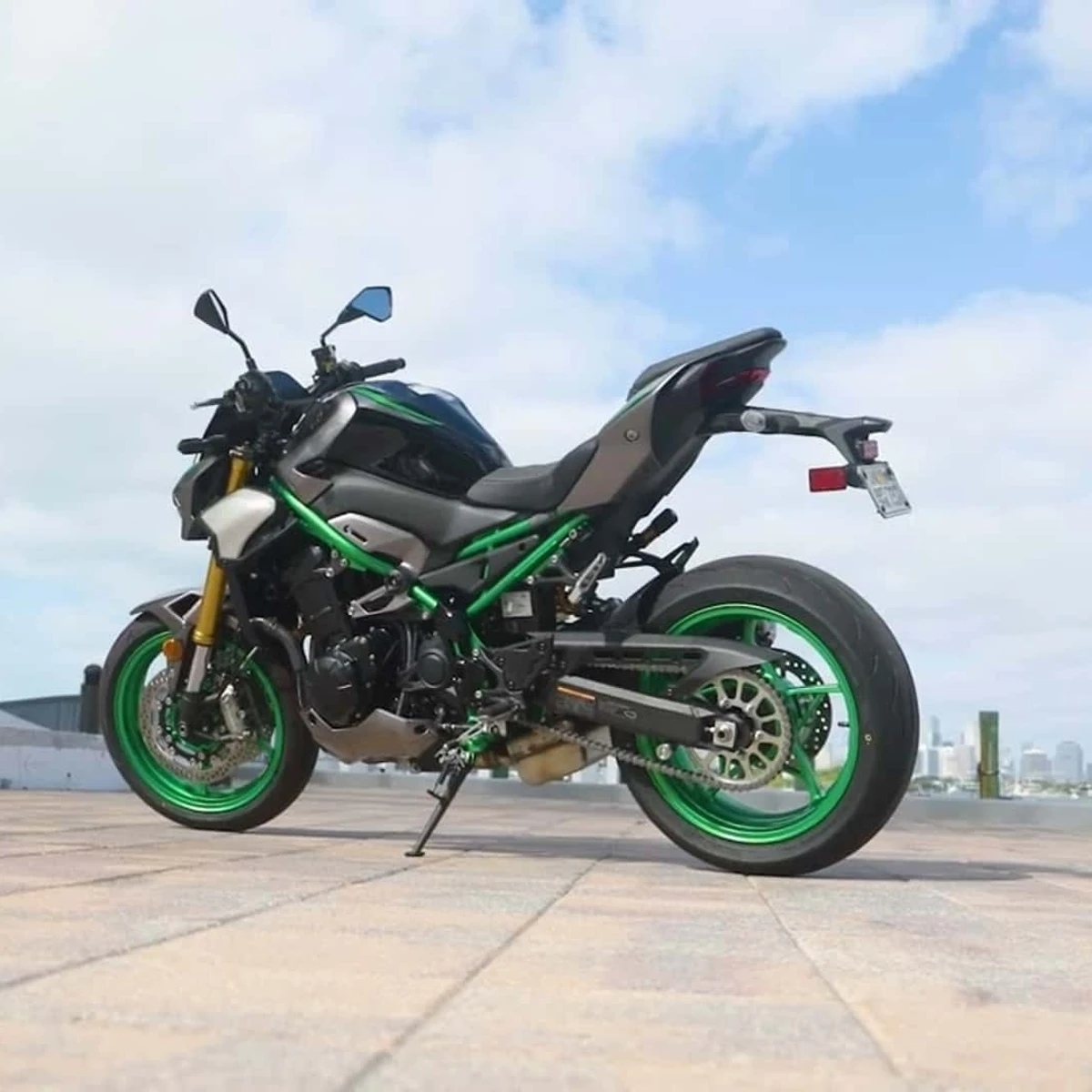 今ならほぼ即納！ Z900 2025 Kawazaki's Watch SE Fiercest Miami, in Tires Shred ラケット(軟式用)