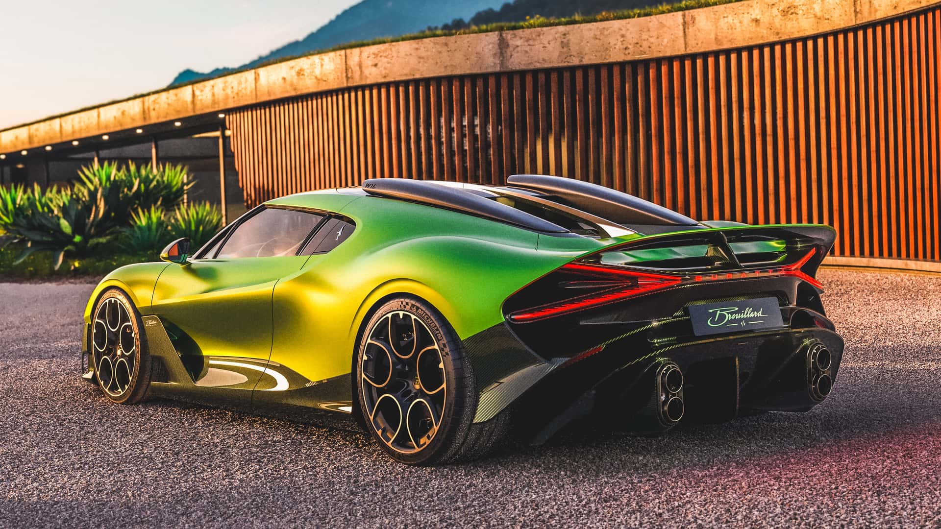 https://cdn.motor1.com/images/mgl/8AxwWB/s1/bugatti-brouillard.jpg