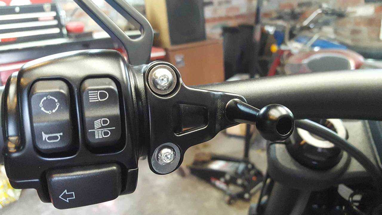 That's one extremely clever handlebar phone mount.