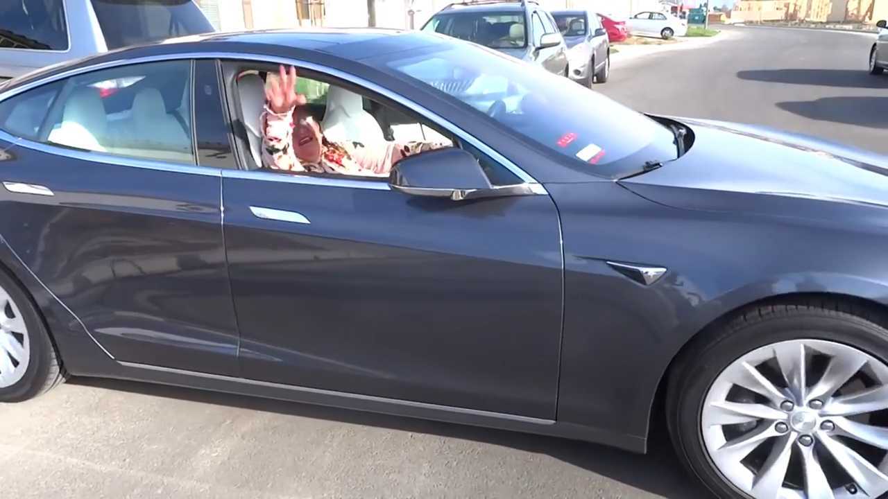 Terrified Grandma On Tesla Model Learns What Smart Summon Does The Hard Way