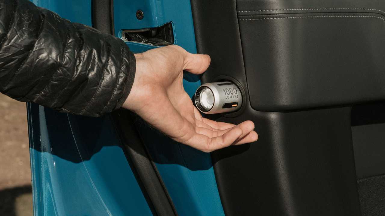 2022 Torcia elettrica Rivian R1T nella porta