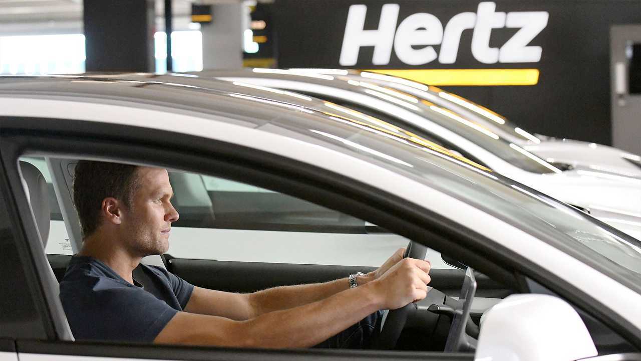 Tom Brady presenta le Tesla Model 3 di Hertz