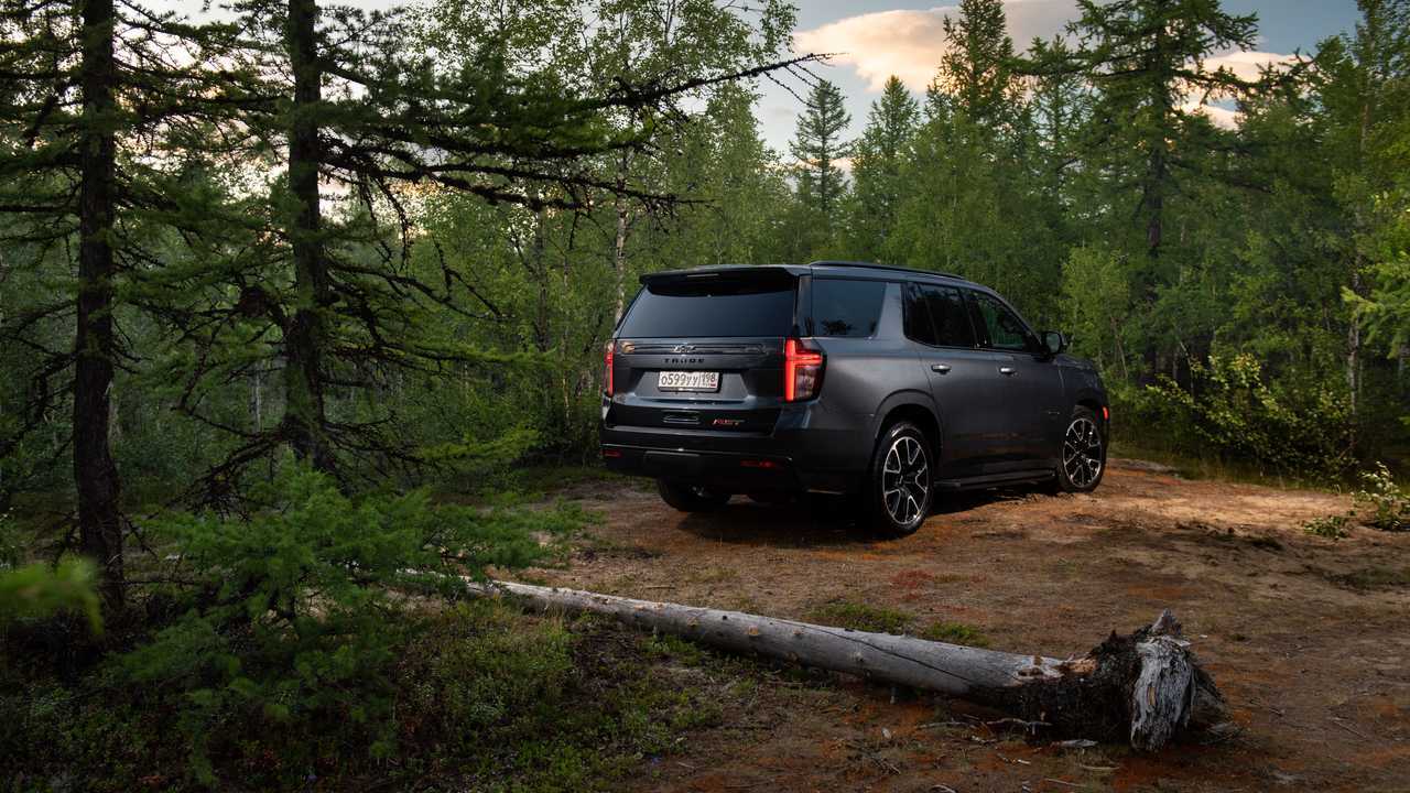 Chevrolet Tahoe в три четверти сзади
