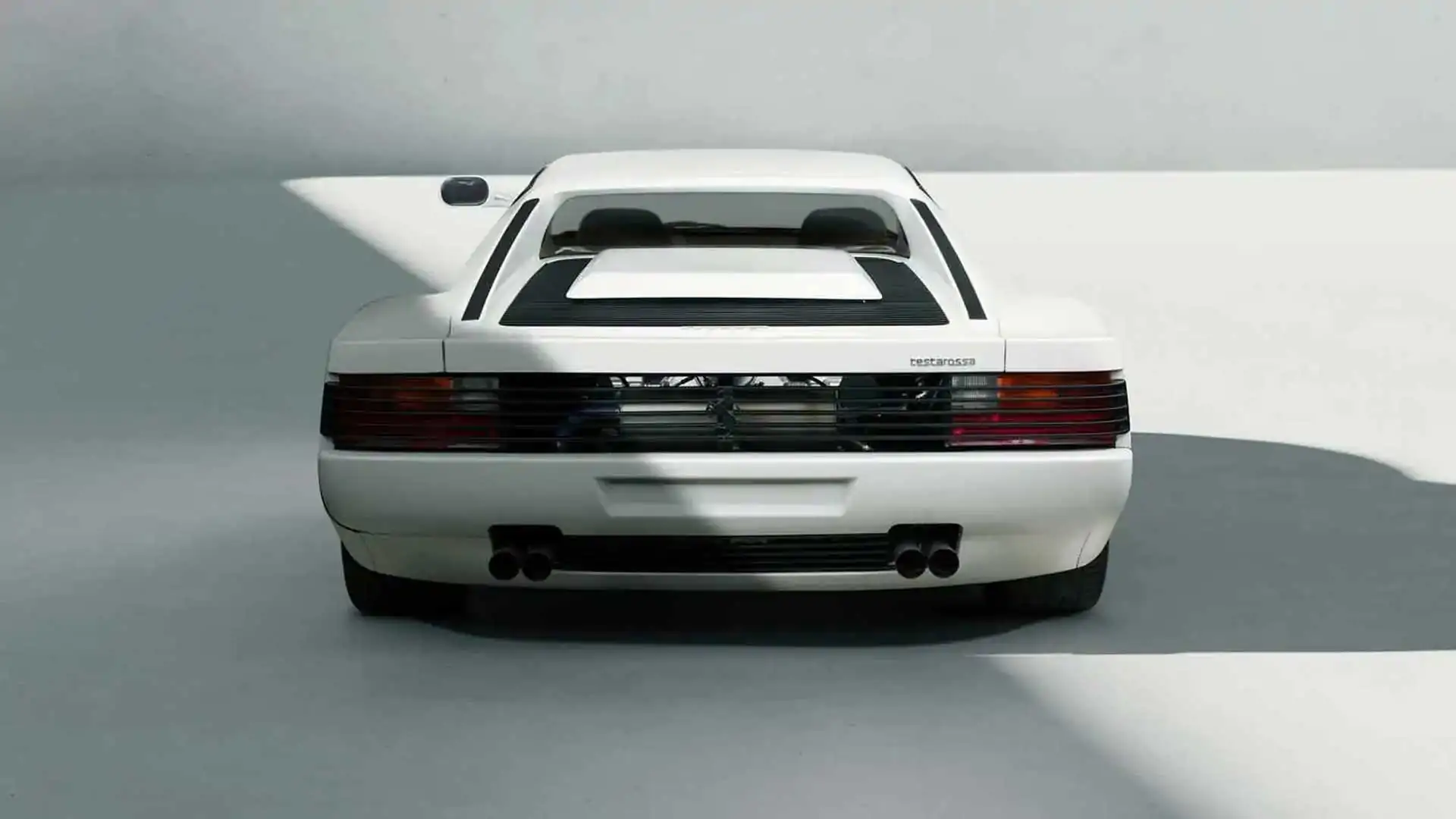 Ferrari Testarossa, il restomod con 510 CV e telefono cellulare