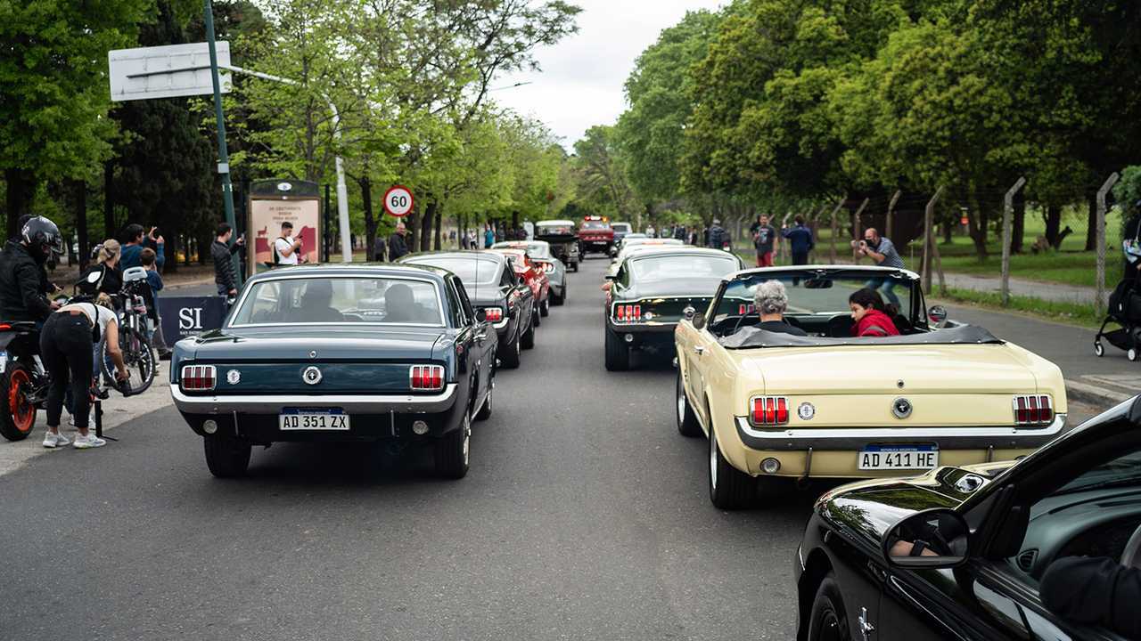 Supermarket Run 2021: el desfile de los muscle-cars