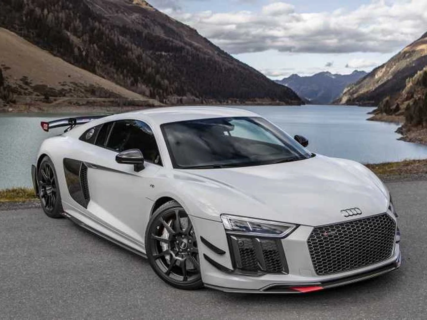 Audi R8 V10 Plus, performans parçalarıyla Alpler'de
