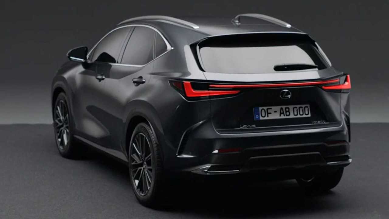 Nuova Lexus NX, le foto rubate
