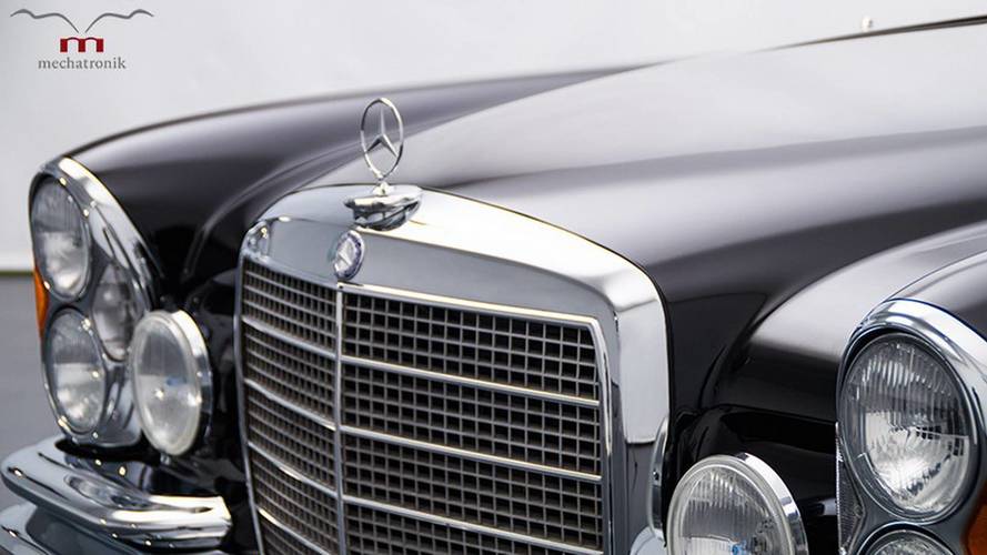 Mercedes-Benz W111 clásico, con motor 5.5 V8 AMG