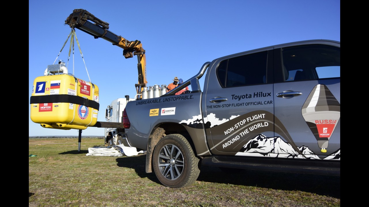 Hilux ajuda aventureiro russo a bater recorde mundial com balão de ar quente