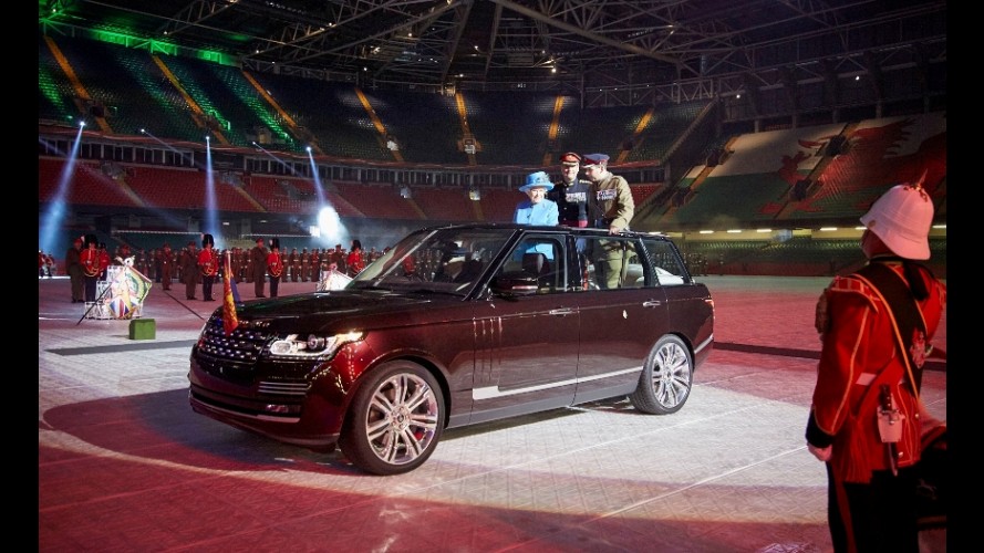 Rainha Elizabeth II utiliza novo Range Rover Híbrido pela primeira vez em cerimônia