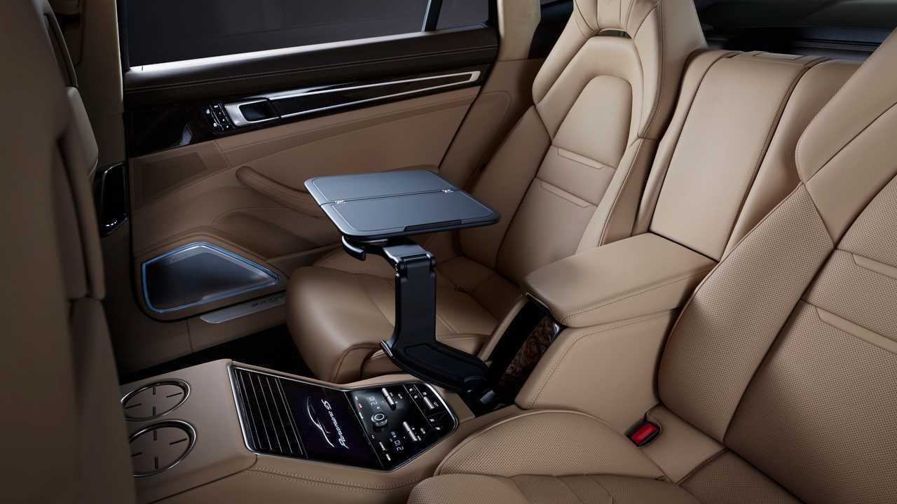 Porsche Panamera 4S E-Hybrid (2021): i sedili posteriori e il tavolino estraibile
