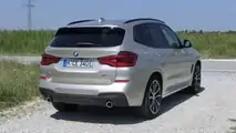 BMW X3 30e (2020): Heckansicht mit den großen Rückleuchten