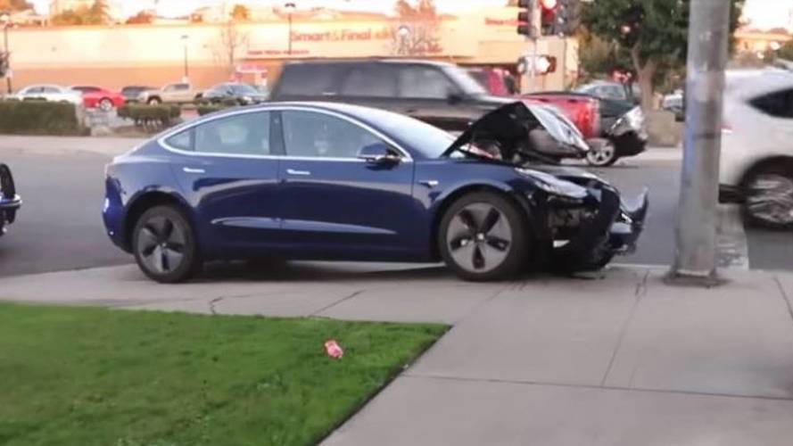 Tesla Model 3 kaza