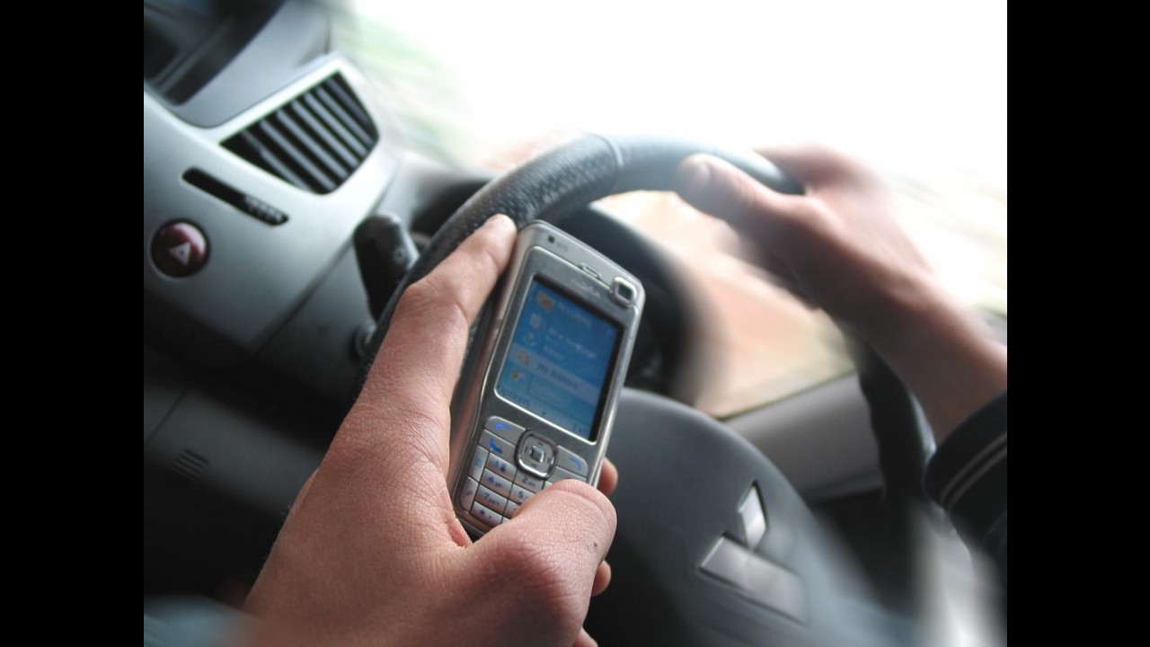 EUA: governo quer limitar uso de redes sociais nos carros