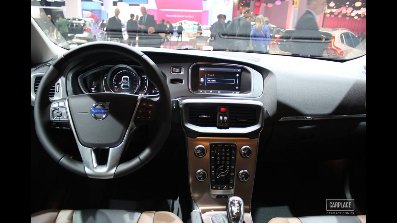Salão de Paris: O aventureiro Volvo V40 Cross Country é apresentado oficialmente