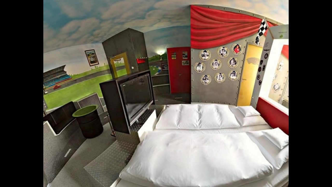 Hotel V8: para quem sonha acordado e dormindo com carros!